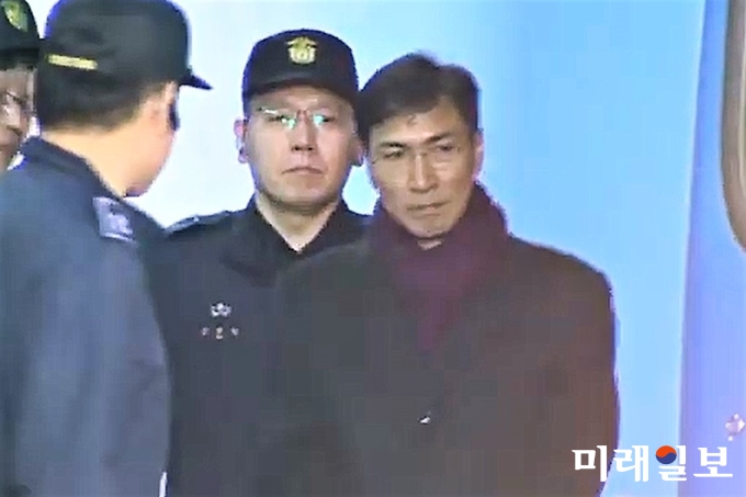 수행비서 성폭행 혐의로 기소돼 1심에서 무죄를 선고받은 안희정 전 충청남도 지사가 1일 오후 서울 서초구 서울고등법원에서 열린 2심 선고공판에서 징역 3년 6개월을 선고받은 후 법정 구속돼 구치소로 향하는 호송차에 오르고 있다./사진=장건섭 기자