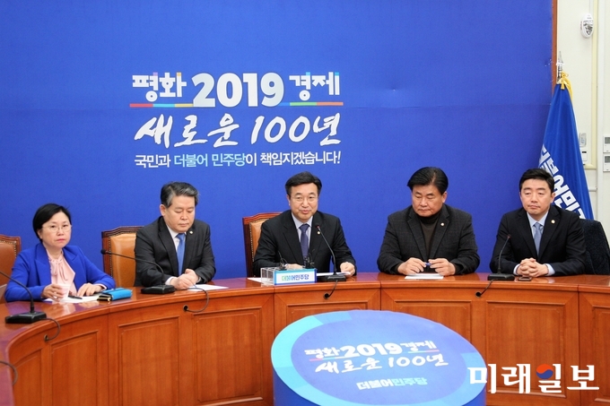 윤호중 더불어민주당 사무총장(가운데) 등이 6일 서울 여의도 국회에서 열린 설날 민심 관련 기자간담회에서 모두발언을 하고 있다./사진=김봉화 기자