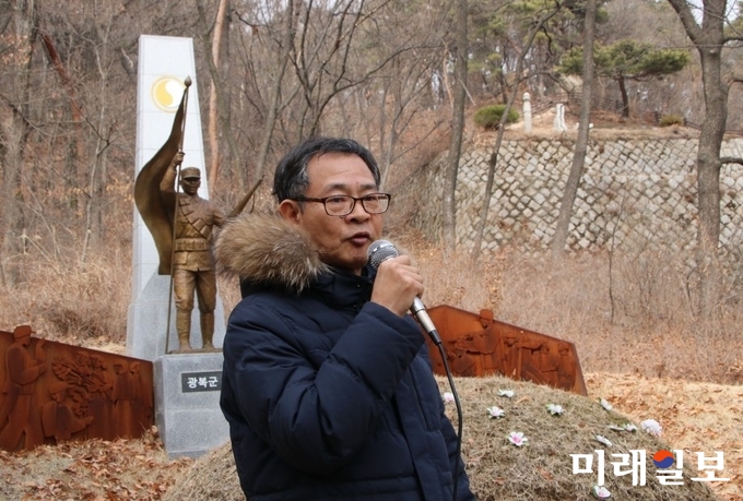 6일 오전 서울 강북구 수유리 무후광복군 17위 합동묘소에서 시민단체 소속 회원과 시민 등 약 50여명이 설 명절 합동차례를 지내는 가운데 송운학 촛불계승연대천만행동 상임대표가 발언하고 있다./사진=인터넷언론인연대