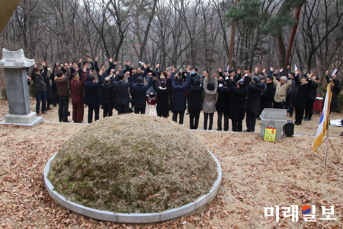 6일 오전 서울 강북구 수유리 무후광복군 17위 합동묘소에서 시민단체 소속 회원과 시민 등 약 50여명이 설 명절 합동차례를 지낸 후 만세삼창을 하고 있다./사진=인터넷언론인연대