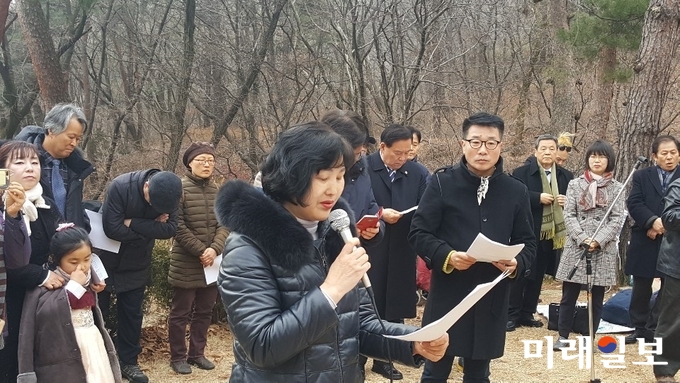 6일 오전 서울 강북구 수유리 무후광복군 17위 합동묘소에서 시민단체 소속 회원과 시민 등 약 50여명이 설 명절 합동차례를 지내고 있는 가운데 김은해 환경안전포커스 대표가 광복군 묘소 비석 뒷면에 새겨진 아래의 추모시를 낭송하고 있다./사진=인터넷언론인연대