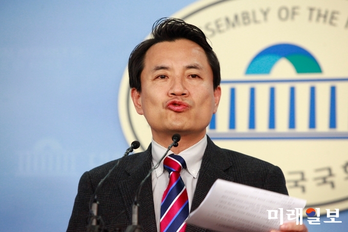 김진태 자유한국당 의원이 지난달 31일 오후 서울 여의도 국회 정론관에서 기자회견을 열고 있다./자료사진=장건섭 기자