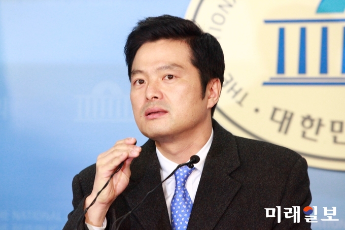 청와대 특별감찰반의 민간인 사찰 의혹을 제기한 김태우 전 수사관이 지난 1월 24일 서울 여의도 국회 정론관에서 공익제보자 보호 관련 기자회견 도중 압수수색에 대한 입장을 말하고 있다./사진=장건섭 기자