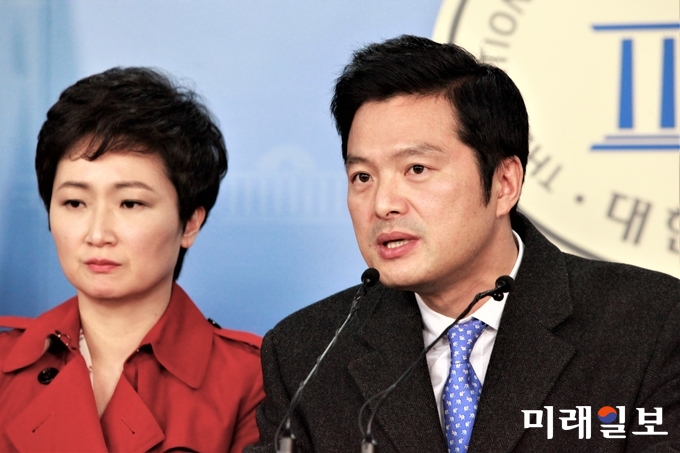 청와대 특별감찰반의 민간인 사찰 의혹을 제기한 김태우 전 수사관이 이언주 바른미래당 의원과 함께 지난 1월 24일 서울 여의도 국회 정론관에서 공익제보자 보호 관련 기자회견 도중 압수수색에 대한 입장을 말하고 있다./사진=장건섭 기자
