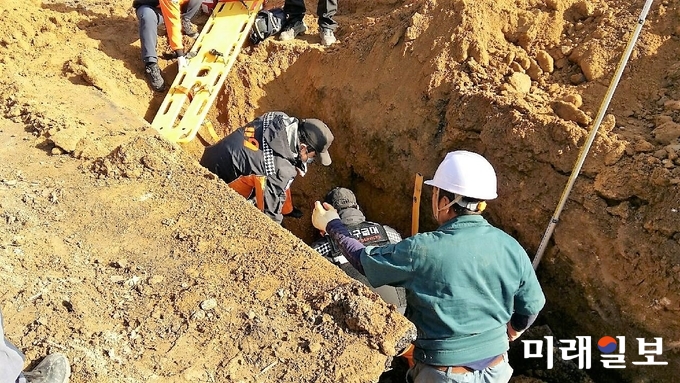 경기도가 해빙기를 앞두고 매몰사고 방지를 위해 관내 12개 관 매설 공사장을 집중 조사한다. 사진은 지난해 11월 포천에서 발생한 매몰사고 모습./사진=경기도 제공