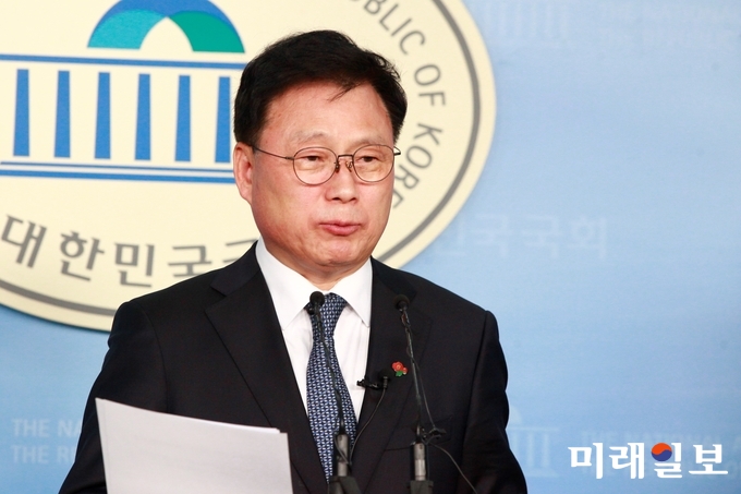 박광온 더불어민주당 허위조작정보대책특별위원회 위원장이 12일 오전 서울 여의도 국회 정론관에서 기자회견을 열고 5·18 민주화운동에 대한 허위조작 정보와 관련, 유튜브 12개 채널의 64건 영상에 대해 방송통신심의위원회 통신심의 신청을 접수했다고 밝히고 있다./사진=장건섭 기자