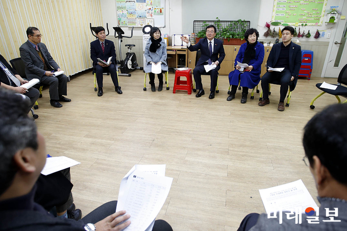 문인 광주 북구청장이 지역주민들의 정신건강 증진을 위해 정신건강복지센터를 방문해 현장의 목소리를 듣고 있다. / 사진=북구청 제공
