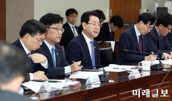 김영록 전라남도지사가 12일 오전 도청 서재필실에서 실국장 정책회의를 주재하고 있다. / 사진=전남도 제공