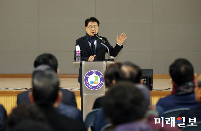 12일 열린 노인일자리사업 발대식에서 이승옥 군수가 기념사를 하고 있다. / 사진=강진군 제공