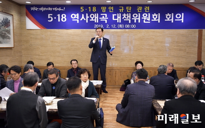 이용섭 광주광역시장이 12일 오후 서구 치평동 한 식당에서 열린 '5·18 망언 규탄 관련 5·18 역사왜곡 대책위원회 회의'에서 5·18 관련 단체, 종교계, 시민사회단체 등 참석자들과 향후 대책을 논의 하고 있다./사진=광주시 제공