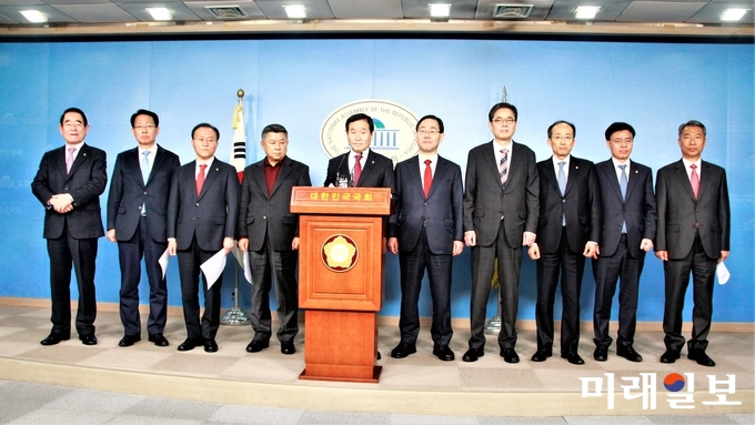 자유한국당 소속 대구경북의원들이 12일 오후 서울 여의도 국회 정론관에서 대구·경북 통합신공항 이전 부지의 조속한 선정을 촉구하는 성명을 발표하고 있다./사진=장건섭 기자