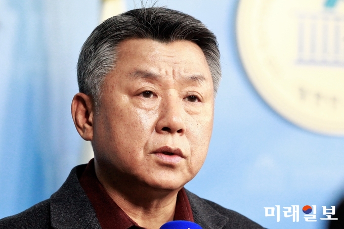 자유한국당 경북도당위원장인 장석춘 의원이 12일 오후 서울 여의도 국회 정론관에서 가진 기자회견을 마친 후 대구·경북 통합신공항 이전 부지의 조속한 선정을 촉구하고 있다./사진=장건섭 기자