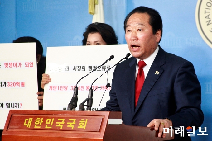 이윤희 성남시정감시연대 상임대표 등 회원들이 12일 오후 서울 여의도 국회 정론관에서 '성남 제1공단 패소에 따른 보상비 325억 원'에 대하여 기자회견을 하고 있다./사진=장건섭 기자