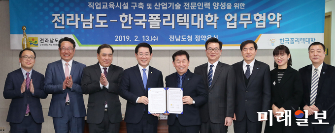 김영록 전라남도지사가 13일 오후 도청 정약용실에서 이석행 한국폴리텍대학 이사장과 직업교육시설 구축 및 전문인력 양성을 위한 업무협약을 체결했다. 양 기관은 나주혁신도시 내에 전력에너지 직업교육 시설을 구축하고 전라남도 지역 산업기술 전문인력 수급을 위한 교육훈련체계 구축을 위해 상호 협력키로 했다. / 사진=전남도 제공
