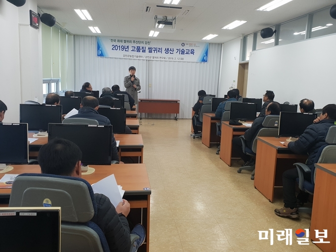 안준섭 작물연구팀장이 월동후 쌀귀리 포장 관리 기술교육을 하고 있다. / 사진=강진군 제공