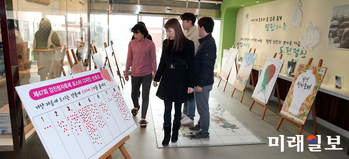 전남 강진군청 1층 로비에서 청자축제 포스터 선호조사를 실시하고 있다. / 사진=강진군 제공