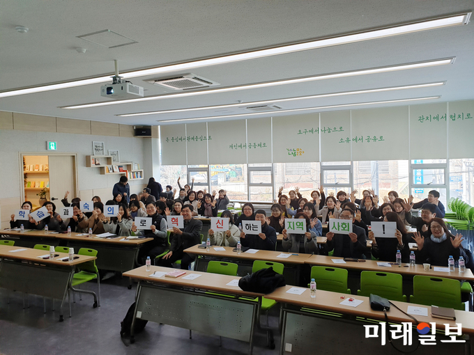 13일 행정안전부 주민자치형 공공서비스 추진단 정보연 단장이 광주 광산구 공직자와 복지활동가 80여명에게 ‘주민자치형 공공서비스와 광산복지’를 주제로 강연했다. / 사진=광산구 제공
