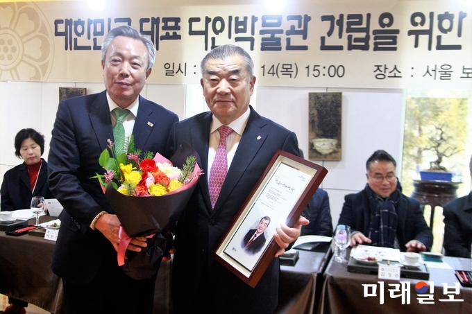14일 오후 서울 종로구 평창동 보주박물관에서 개최된 '대한민국 대표 茶人박물관 건립관련 간담회'가 열리고 있는 가운데 이기수 전 고려대학교 총장(오른쪽)이 윤상기 하동군수로부터 오는 5월 열릴 제23회 하동야생차문화축제 명예대회장으로 위촉장을 수여받고 기념촬영을 하고 있다./사진=장건섭 기자