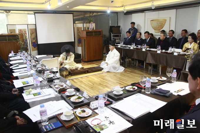 14일 오후 서울 종로구 평창동 보주박물관에서 개최된 '대한민국 대표 茶人박물관 건립관련 간담회'가 열리고 있는 가운데 하동 차와 함께하는 고운 찻자리가 펼쳐지고 있다./사진=장건섭 기자