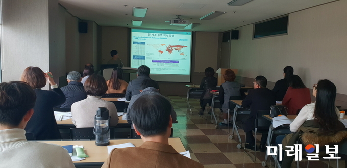 광주광역시는 15일 보건환경연구원 세미나실에서 세계수영대회에 대비해 감염병 대응 역량강화 교육을 실시했다. / 사진=광주시 제공