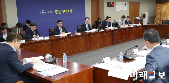 김영록 전라남도지사가 15일 오후 도청 서재필실에서 2020년 국고건의 사업을 위한 지역현안 신규사업 고고회를 주재하고 있다. / 사진=전남도 제공