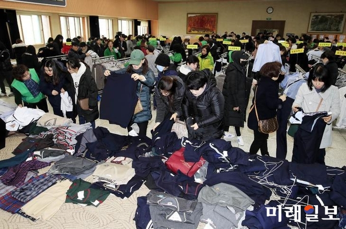 광주 북구가 20일 오전 9시부터 오후 5시까지 북구청 3층 회ㅢ실에서 2019 교복 나눔 장터를 개최한다. / 사진=북구청 제공