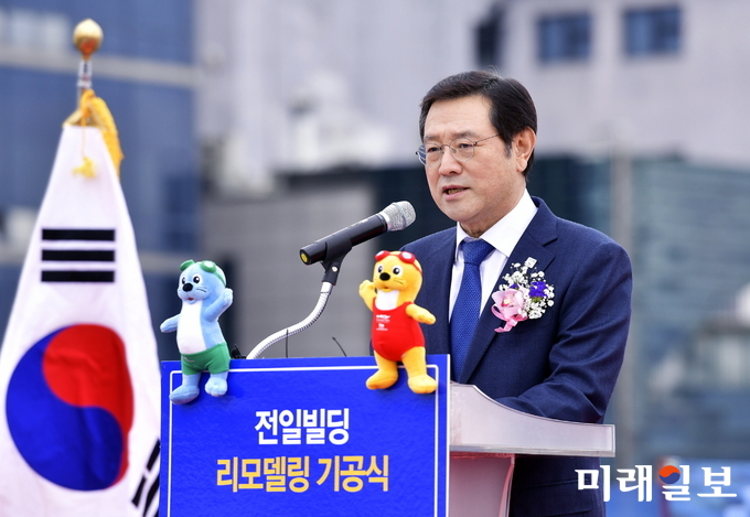 이용섭 광주광역시장이 18일 오전 동구 금남로 전일빌딩 옥상에서 열린 전일빌딩 리모델링 기공식에 참석해 인사말을 하고 있다./사진=광주시 제공