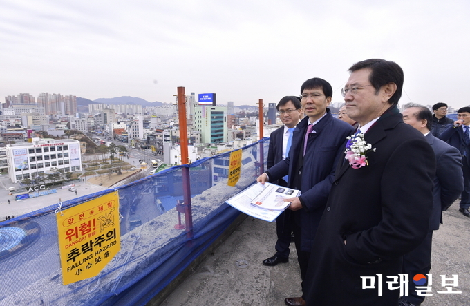 이용섭 광주광역시장이 18일 오전 동구 금남로 전일빌딩 옥상에서 열린 전일빌딩 리모델링 기공식에 참석해 행사를 마친 뒤 옥상 주변을 살펴보고 있다./사진=광주시 제공
