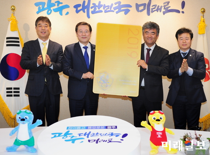 이용섭 광주광역시장은 18일 오후 시청 3층 접견실에서 ‘광주FC 시즌권’을 전달받았다. 왼쪽부터 기영옥 광주FC 단장, 이용섭 광주광역시장, 정원주 광주FC대표이사, 김경호 체육진흥과장./사진=광주시 제공