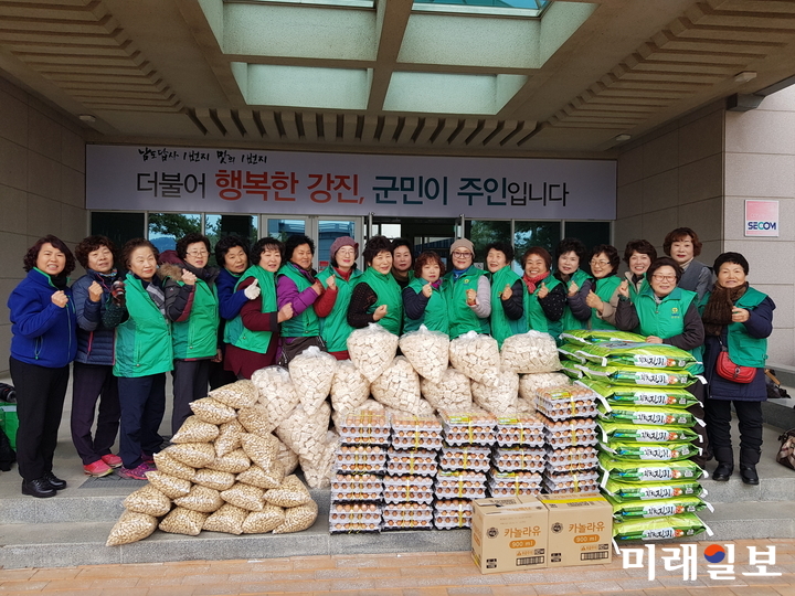 강진읍새마을부녀회가 지난 18일 정월 대보름을 맞아 음식부럼 등을 준비해 21개 경로당에 전달했다. / 사진=강진군 제공