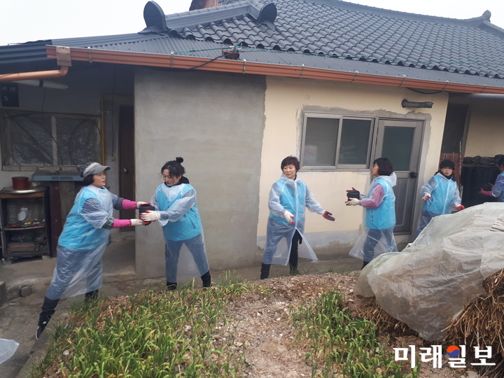 전남 강진군자원봉사센터는 지난 18일 자원봉사단체 회원들과 함께 ‘사랑의 연탄나눔 봉사활동’을 펼쳤다. / 사진=강진군 제공
