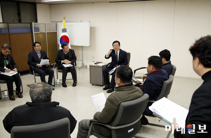 문인 광주 북구청장이 각화농산물도매시장을 찾아 시장 상인들의 목소리를 듣고 소통하는 자리를 가졌다. / 사진=북구청 제공