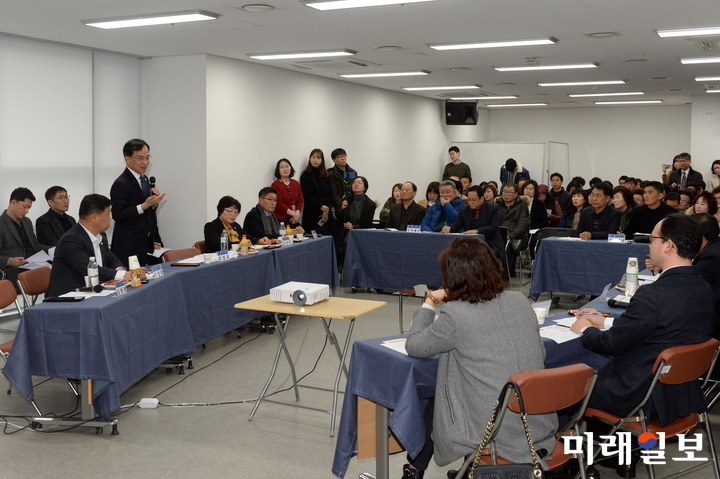 김삼호 광주 광산구청장이 19일 첨단2동에서 구정 운영방향과 동 주요현안을 논의하고 있다. / 사진=광산구 제공