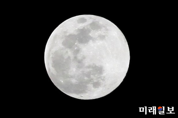 눈이 녹아서 비나 물이 된다는 우수(雨水) 절기이자 정월대보름인 19일 오후 8시 27분 경 서울 종로구 청와대로에서 바라본 하늘에 슈퍼문이 떠있다./사진=장건섭 기자