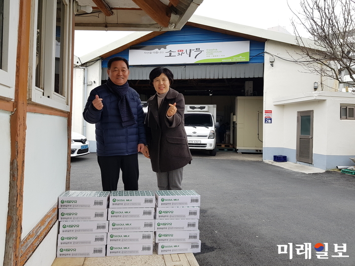 한국효도회 마삼섭 회장이 지난 18일 전남 강진군 강진읍 아트홀에 있는‘천사들의 나눔방’에 200ml 멸균우유 15박스를 기탁했다. / 사진=강진군 제공