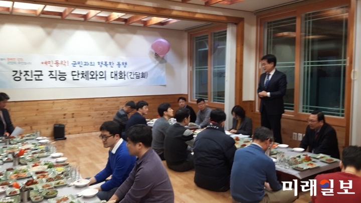 이승옥 강진군수가 지난 18일 강진군의사회와 군정과 보건 사업 소통 간담회를 갖고 있다. / 사진=강진군 제공