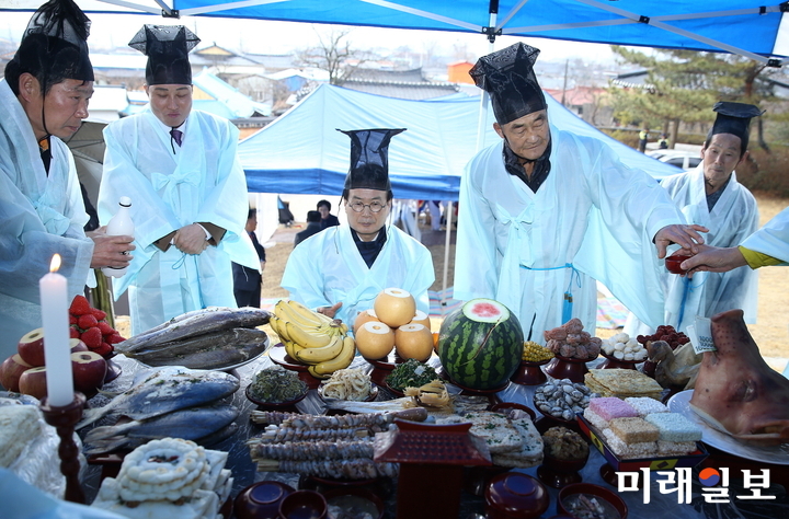 이승옥 강진군수가 지난 19일 정월대보름을 맞아 전남 강진군 병영면 삼인리 비자나무에서 당산제에서 제를 올리고 있다. / 사진=강진군 제공