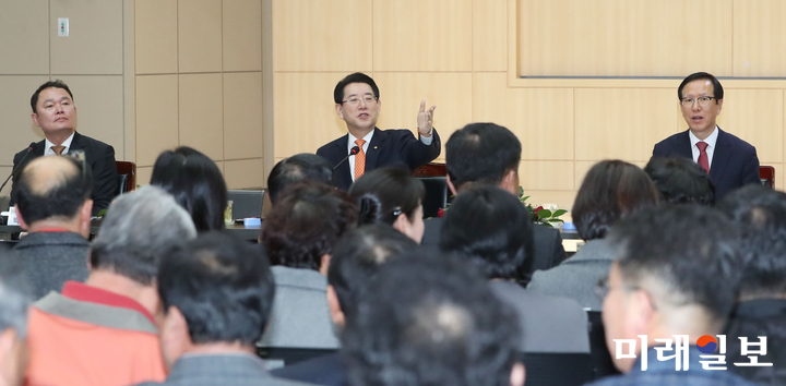 김영록 전남도지사가 22일 오후 우주항공 중심도시 고흥군청에서 열린 도민과의 대화에서 손을 든 군민들 중 질문자를 지명하고 있다. 김 지사는 전남 행복시대를 열어가기 위해 목포시민의 고충과 애로사항 등 다양한 의견을 수렴했다. / 사진=전남도 제공