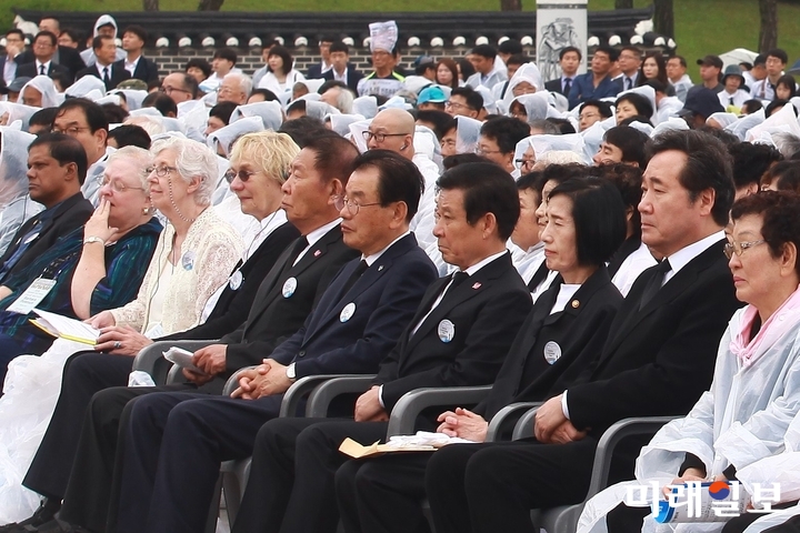 지난해 5월 18일 오전 광주 북구 국립 5·18민주묘지에서 열린 제38주년 5·18민주화운동 기념식에서 1980년 5월 항쟁을 목격하고 증언한 외국인들의 유족이 참석해 있다. 왼쪽부터 두 번째부터 바바라 피터슨, 마사 헌틀리, 힌츠페터의 부인 에델트라우트 브람슈타트./사진=광주/장건섭 기자