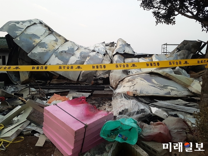 박근혜 전 대통령의 비선실세 '최순실 국정농단 사건'의 핵심 고발자인 노승일 전 K스포츠재단 부장이 신축 중이던 공사 현장에 22일 오후 화재가 발생, 완전 잿더미가 된 광주광역시 광산구 임곡동 화재 현장./광주=이명수 기자