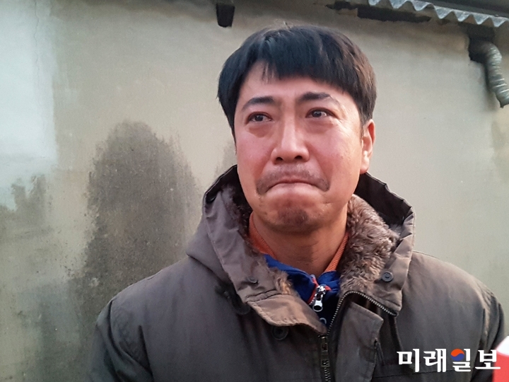 박근혜 전 대통령의 비선실세 '최순실 국정농단 사건'의 핵심 고발자인 노승일 전 K스포츠재단 부장이 23일 오후 전날 화재로 전소된 광주광역시 광산구 임곡동 화재 현장에서 완전 잿더미로 변한 집터를 바라보며 울먹이고 있다./광주=이명수 기자