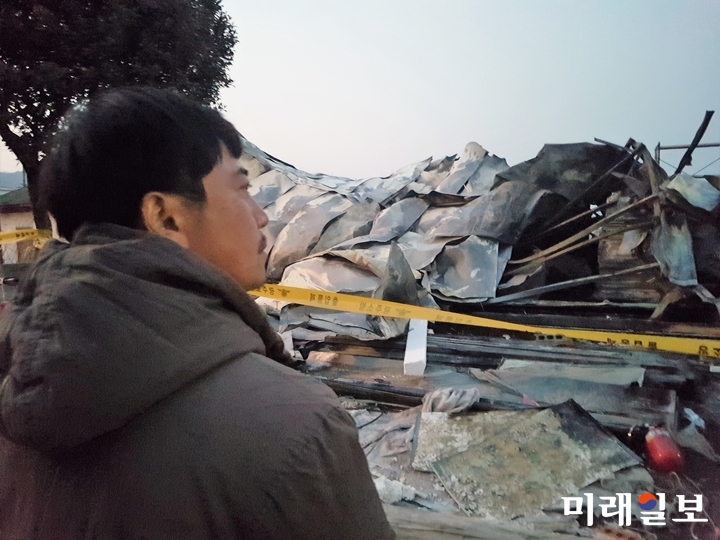 박근혜 전 대통령의 비선실세 '최순실 국정농단 사건'의 핵심 고발자인 노승일 전 K스포츠재단 부장이 23일 오후 광주광역시 광산구 임곡동에 신축 중이던 주택이 전날 화재로 전소된 가운데 완전 잿더미로 변해버린 집터를 황망하게 바라보고 있다./광주=이명수 기자