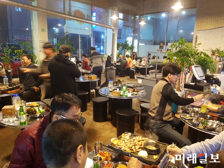 박근혜 전 대통령의 비선실세 '최순실 국정농단 사건'의 핵심 고발자인 노승일 전 K스포츠재단 부장이 운영하고 있는 광주광역시 광산구 하남동 소재 삼겹살 전문점 '돈과 신'에 노 전 부장의 신축 중인 주택이 전날 오후 화재로 잿더미가 되었다는 소식을 듣고 전국에서 달려온 시민들로 북적이고 있다. 이 음식점은 평상시에는 하루 3~4 테이블 밖에 손님을 받지 못하는 불황을 겪어왔다고 한다./광주=이명수 기자