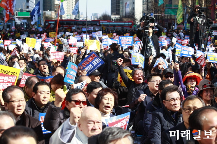 23일 오후 서울 청계광장에서 열린 '5·18 민주화운동 왜곡 모독 망언 3인 국회의원 퇴출, 5·18 학살·역사왜곡 처벌법 제정, 자유한국당 규탄 범국민대회'에서 참가자들이 '5·18 역사 왜곡 처벌법 제정' 등의 구호를 외치고 있다./사진=장건섭 기자