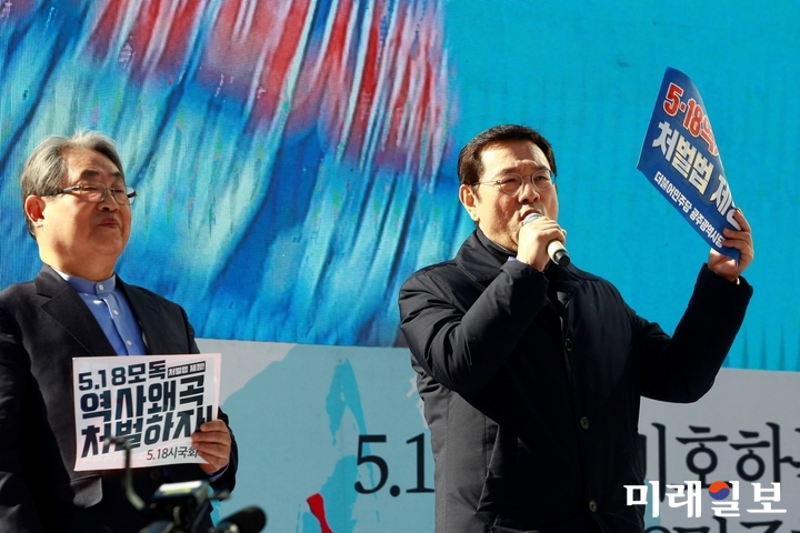 23일 오후 서울 청계광장에서 열린 '5·18 민주화운동 왜곡 모독 망언 3인 국회의원 퇴출, 5·18 학살·역사왜곡 처벌법 제정, 자유한국당 규탄 범국민대회'에서 이용섭 광주광역시장(오른 쪽)과 이철우 5·18기념재단 이사장이 발언대에 올라 "5·18 역사왜곡이 더 이상 이뤄지지 않도록 역사왜곡 처벌법 제정을 위해 끝까지 싸우겠다"고 강조했다./사진=장건섭 기자