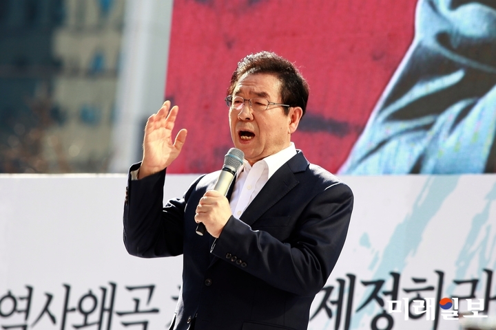 23일 오후 서울 청계광장에서 열린 '5·18 민주화운동 왜곡 모독 망언 3인 국회의원 퇴출, 5·18 학살·역사왜곡 처벌법 제정, 자유한국당 규탄 범국민대회'에서 이용섭 광주광역시장(오른 쪽)과 박원순 서울시장이 발언대에 올라 "참는 데에도 한계가 있다. 민주주의의 기본은 관용이지만 민주주의를 무너뜨리는 사람에게도 관용을 베풀 순 없다"고 김진태 등 자유한국당 5·18 망언 의원의 퇴진을 촉구하고 있다./사진=장건섭 기자