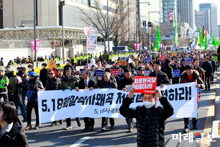 23일 오후 서울 종로구 광화문 네거리에서 '5·18 망언 3인 국회의원 퇴출, 5·18 역사왜곡처벌법 제정, 자유한국당 규탄' 범국민대회를 마친 참가자들이 거리 행진을 하고 있다./사진=장건섭 기자
