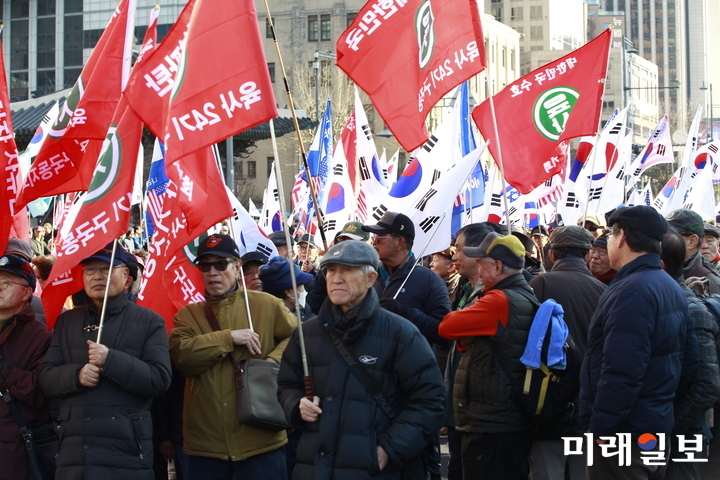 23일 오후 서울 청계광장에서 열린 '5·18 민주화운동 왜곡 모독 망언 3인 국회의원 퇴출, 5·18 학살·역사왜곡 처벌법 제정, 자유한국당 규탄 범국민대회'가 열린 가운데 보수단체가 5·18 유공자 명단 공개 등을 요구하며 거리 행진을 하고 있다./사진=장건섭 기자