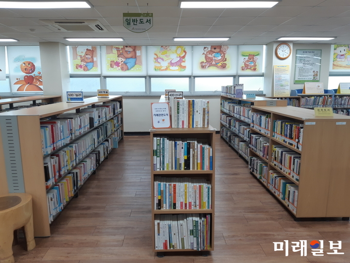 광주 동구가 5개 자치구 중에서 최초로 지역 내 공공도서관 및 작은도서관 6개소를 ‘치매극복 선도도서관’으로 선정하고 현판식을 가졌다. / 사진=동구청 제공