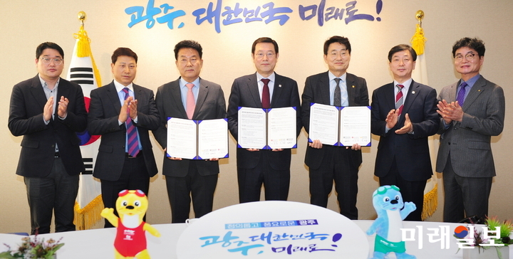 이용섭 광주광역시장이 25일 오후 시청 3층 접견실에서 열린 ‘광주다운 공동주택 협약식’에 참석해 협약 후 내빈들과 함께 기념촬영을 하고 있다. / 사진=광주시 제공